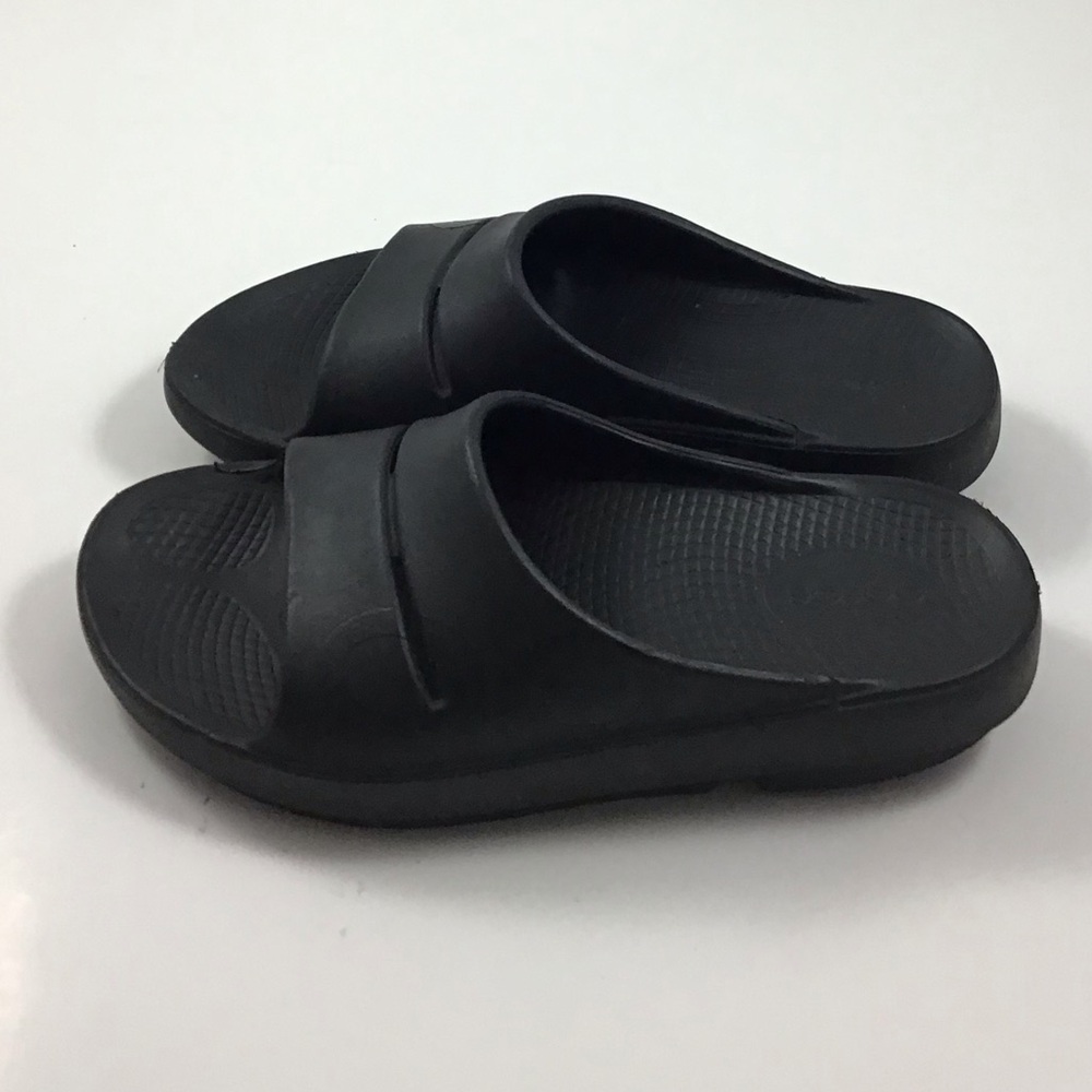 OOfos Ooahh Black Slides Size 39 - 8 These seem like a size 7 to me.